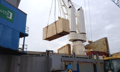 Industrieverpackung gehoben mit Kran am Hafen Industrieverpackung gehoben mit Kran am Hafen